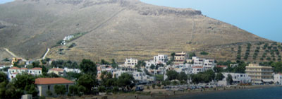 Dorf auf der Insel Kea mit Umgebung
