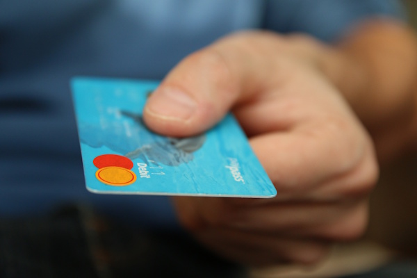 Kreditkarte in einer Hand