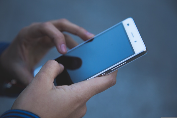 Smartphone in einer Hand