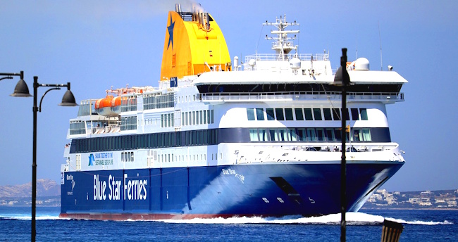 Große Fähre der Firma Blue Star Ferries in Griechenland