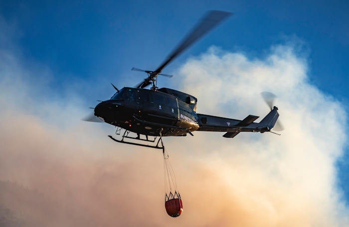 Helikopter bei einem Waldbrand