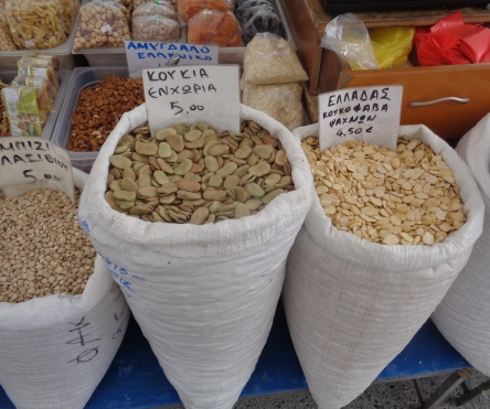 Große Tüten mit Bohnen und anderen Hülselfrüchten