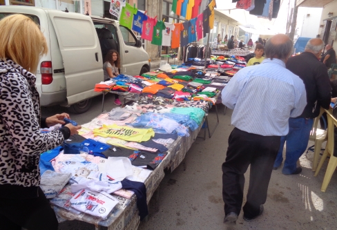 Stände mit Kleidung auf dem Markt von Timbaki