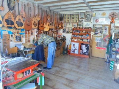 Der Instrumentenbauer Antonis Stefanakis mit seiner Sammlung von kretischen Musikinstrumenten