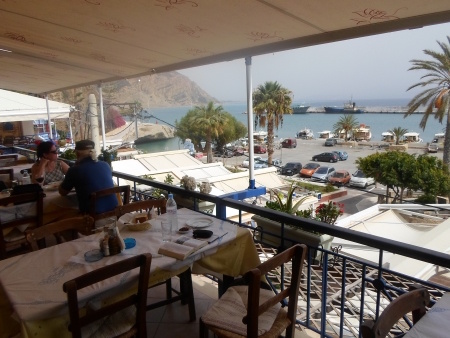 Blick von der Taverne Onar auf der Hafen von Agia Galini