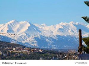 Weiße Berge auf Kreta im Winter mit Schnee