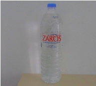 Das berühmte Wasser von Zaros in einer Plastikflasche