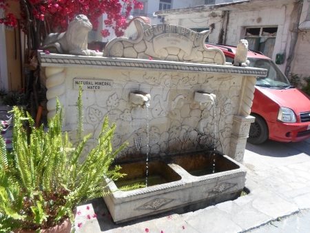 Brunnen im Zentrum von Zaros