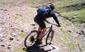 Fahrrad-Fahrer in den Bergen Kretas - offroad