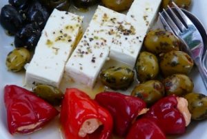 Feta mit Oliven auf dem Teller