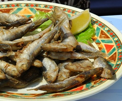 Kleine Fische gebraten auf dem Teller