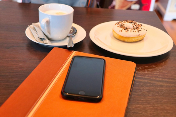Mit dem Handy im Cafe